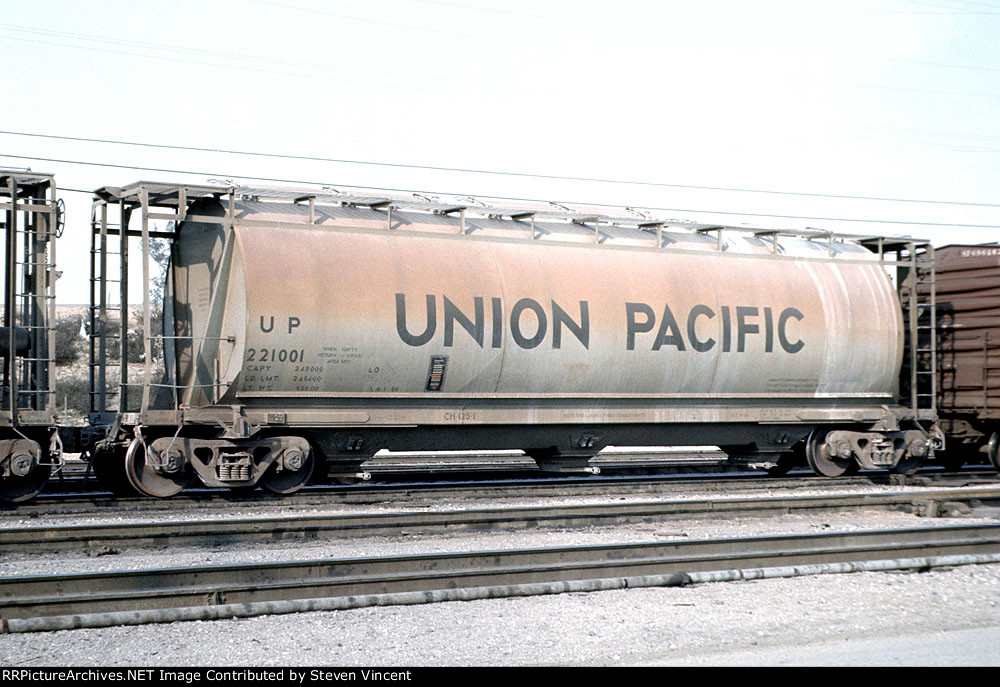 Union Pacific 3700 cf covered hopper UP #221001